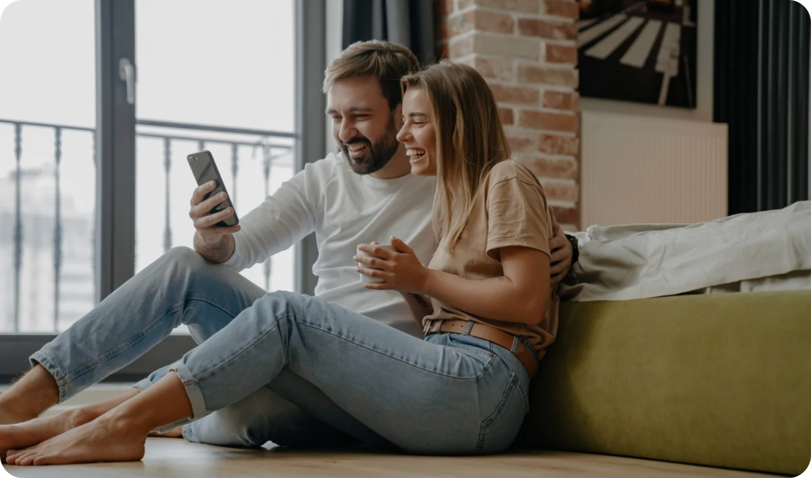 Casal usando benefícios do Clube Netbens no celular